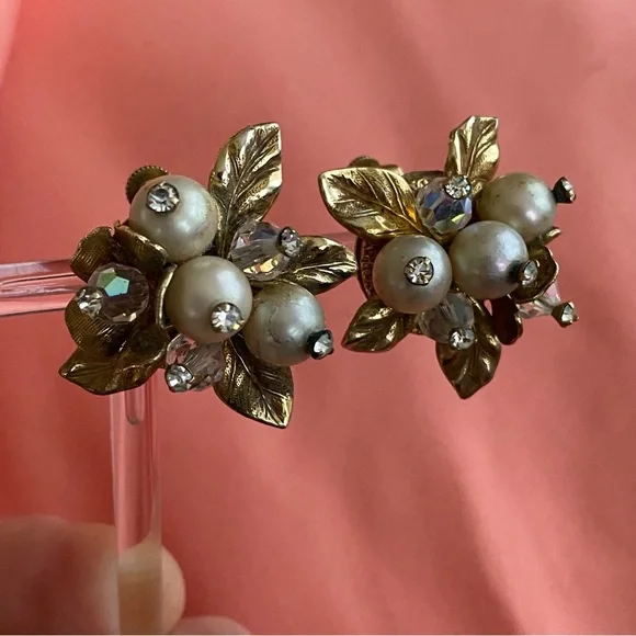 Vintage Signed Vendome Faux Pearl and AB crystals cluster flower earring. - Picture 7 of 11